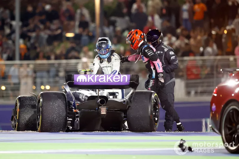 Esteban Ocon, Alpine A524, contrôle Franco Colapinto, Williams FW46, après qu'ils se soient mutuellement mis hors course.