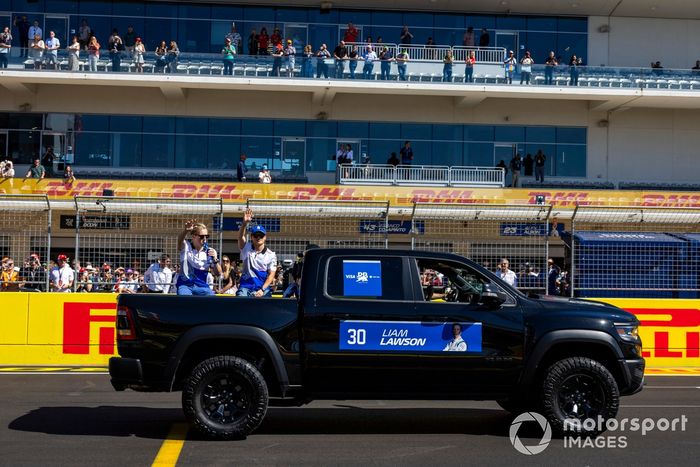 Liam Lawson, Visa Cash App RB F1 Team, Yuki Tsunoda, Visa Cash App RB F1 Team, saludan al público