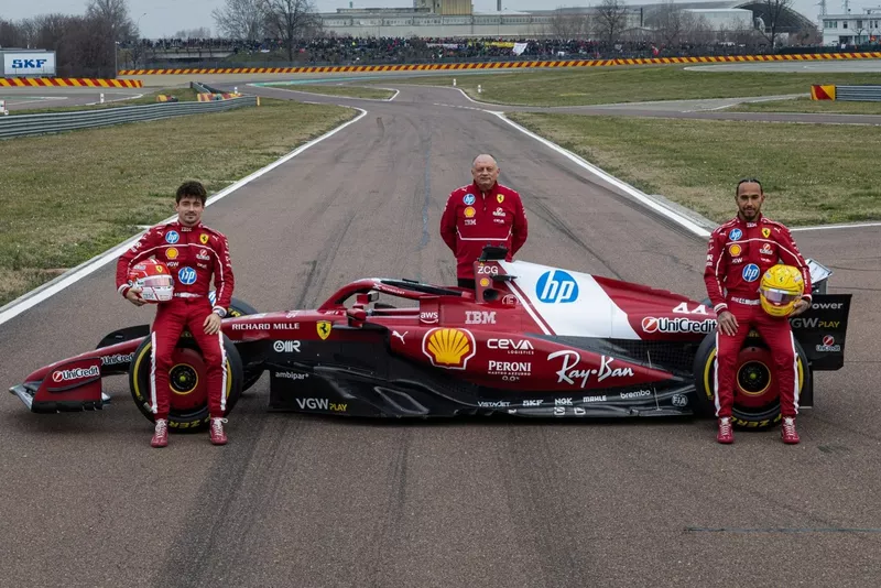 Lewis Hamilton, Charles Leclerc, Ferrari et Frederic Vasseur, Team Principal et General Manager, Scuderia Ferrari