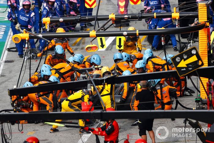 Lando Norris, McLaren MCL36, en boxes