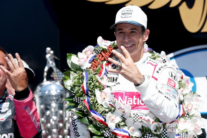 Ganador de la carrera Helio Castroneves, Meyer Shank Racing Honda celebran