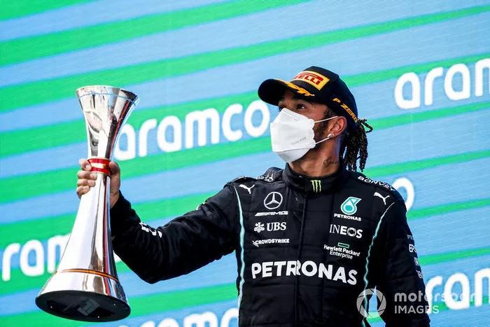 Podio: ganador de la carrera Lewis Hamilton, Mercedes
