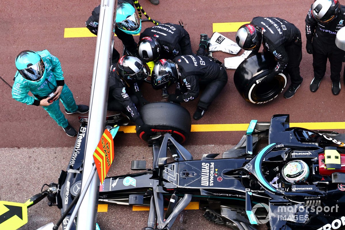 Valtteri Bottas, Mercedes W12, has a pit stop issue that to retirement