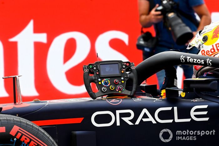 Volante del coche de Max Verstappen, Red Bull Racing en Parc Ferme