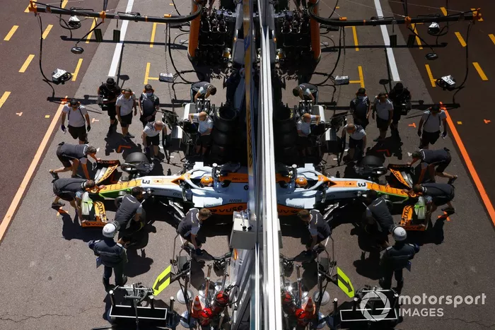 Daniel Ricciardo, McLaren MCL35M, vuelve a boxes