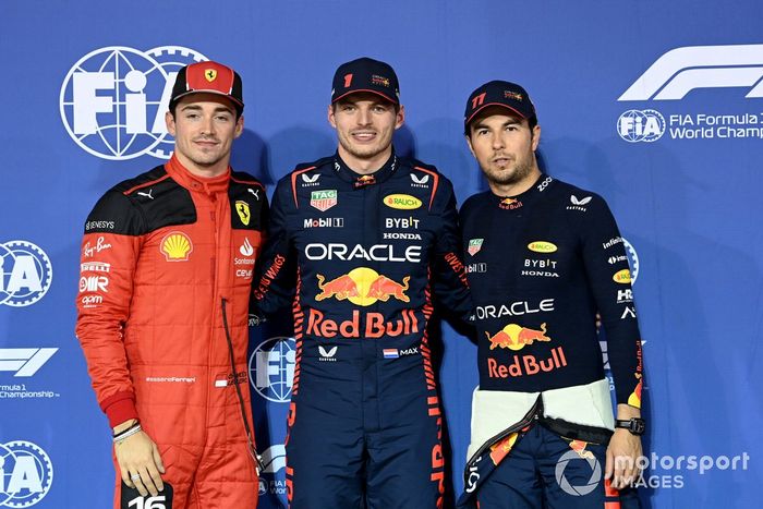 Los tres primeros clasificados Charles Leclerc, Scuderia Ferrari, el ganador de la pole Max Verstappen, Red Bull Racing, Sergio Pérez, Red Bull Racing