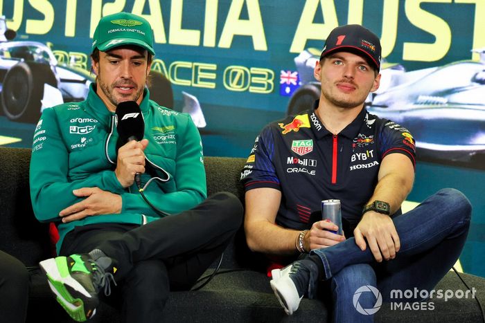 Fernando Alonso, Aston Martin F1 Team y Max Verstappen, Red Bull Racing, en rueda de prensa