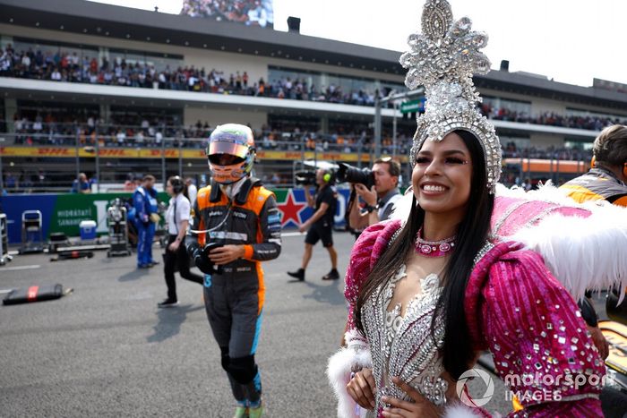 Daniel Ricciardo, McLaren, en la parrilla