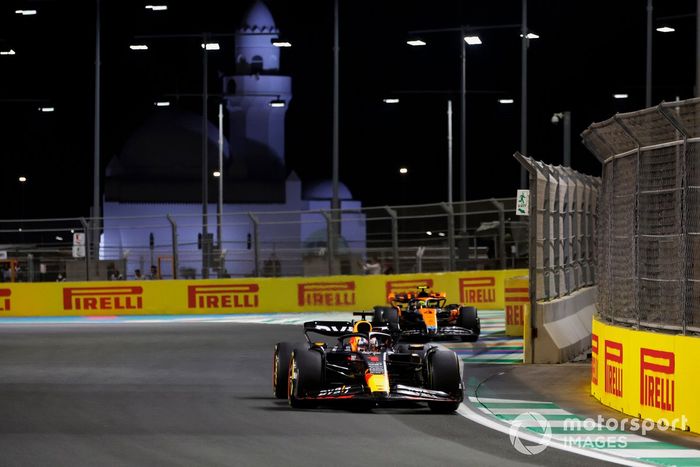 Max Verstappen, Red Bull Racing RB19, Lando Norris, McLaren MCL60