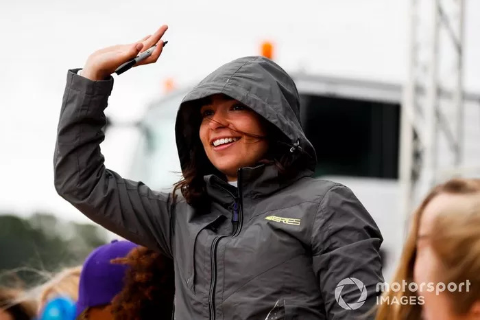 Jamie Chadwick en la sesión de autógrafos de las pilotos