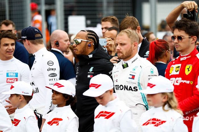 Lando Norris, McLaren, Max Verstappen, Red Bull Racing, Lewis Hamilton, Mercedes AMG F1, Valtteri Bottas, Mercedes AMG F1 y Charles Leclerc, Ferrari, en la parrilla