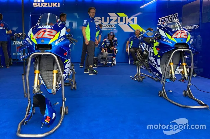 A la izquierda el nuevo carena, a la derecha el que ha usado Rins desde principio de temporada