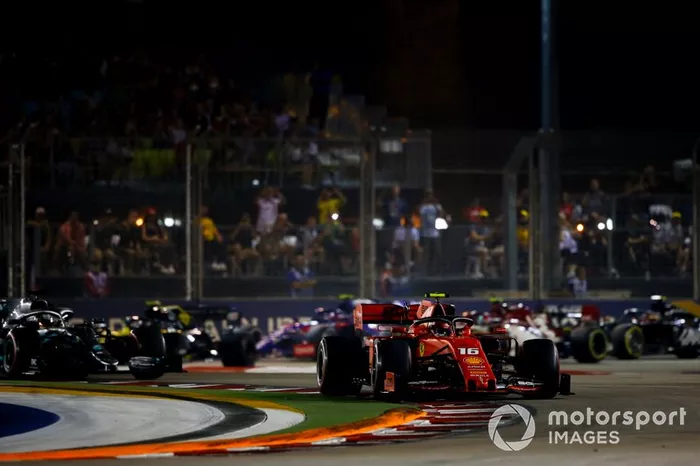 Charles Leclerc, Ferrari SF90 precede Lewis Hamilton, Mercedes AMG F1 W10