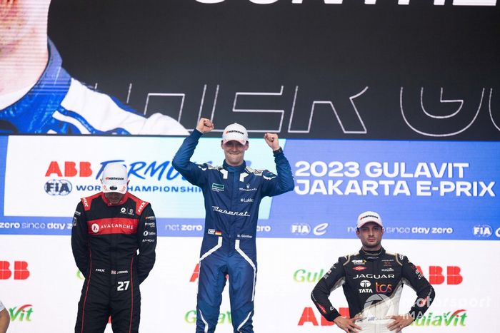El ganador Maximilian Gunther, Maserati Racing en el podio junto a Jake Dennis, Andretti Autosport, 2ª posición, Mitch Evans, Jaguar Racing , 3ª posición.