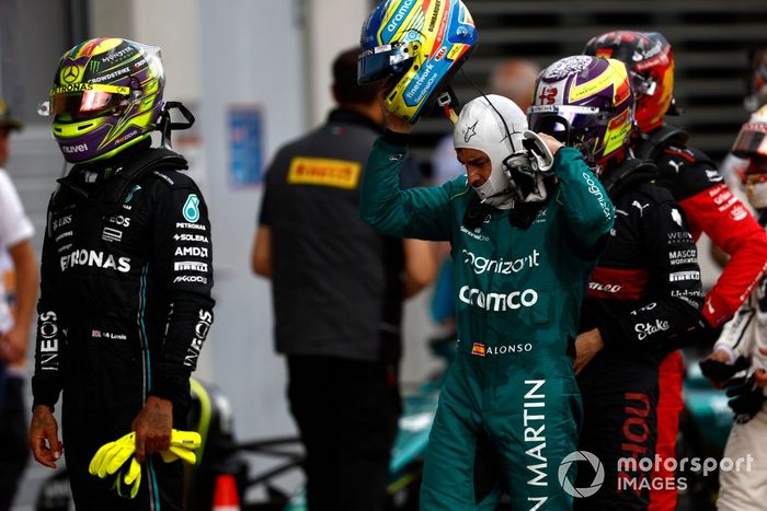 Lewis Hamilton, Mercedes-AMG, Fernando Alonso, Aston Martin F1 Team, Zhou Guanyu, Alfa Romeo F1 Team, en Parc Ferme