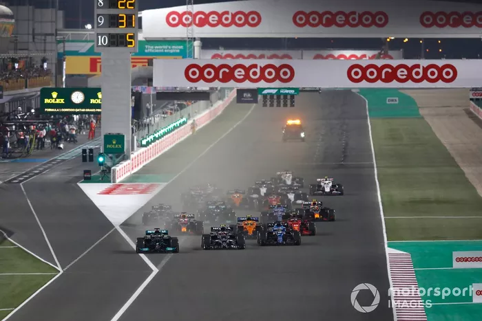 Arrancada: Lewis Hamilton, Mercedes W12, Pierre Gasly, AlphaTauri AT02, Fernando Alonso, Alpine A521, Lando Norris, McLaren MCL35M y el resto