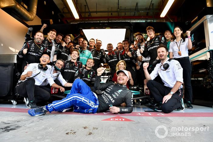 Valtteri Bottas, Mercedes, con su equipo 