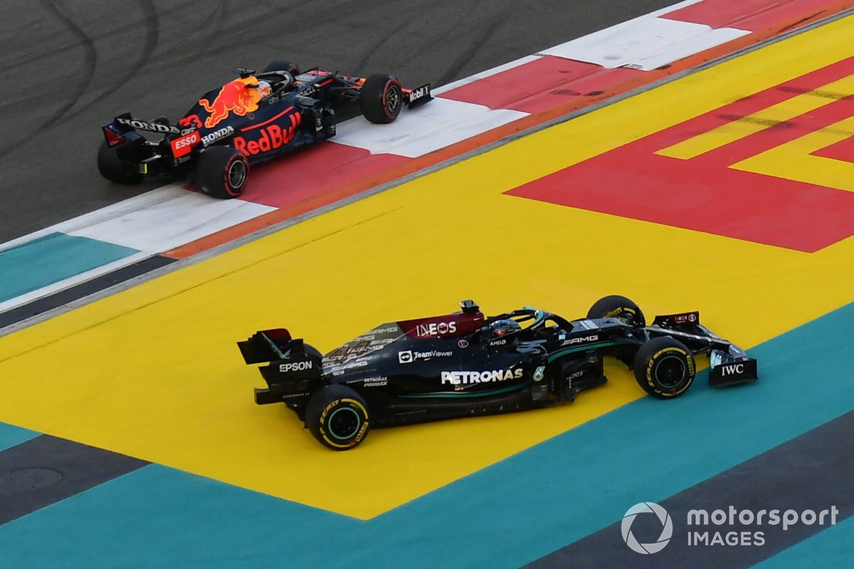 Lewis Hamilton, de Mercedes, y Max Verstappen, de Red Bull Racing, luchan por el liderato 
