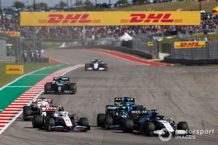 George Russell, Williams FW43B, Mick Schumacher, Haas VF-21, Sebastian Vettel, Aston Martin AMR21, Fernando Alonso, Alpine A521, y Nikita Mazepin, Haas VF-21