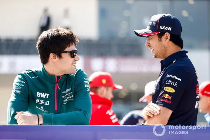 Lance Stroll, Aston Martin, y Sergio Pérez, Red Bull Racing, hablan en el desfile de pilotos