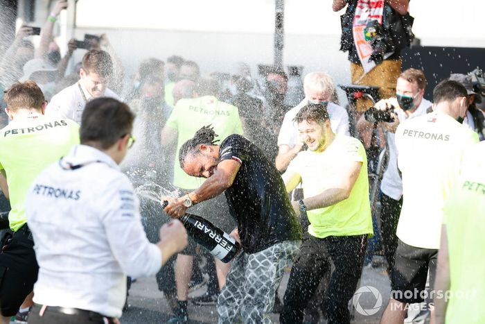 Peter Bonnington, ingeniero de carrera, Mercedes AMG, Lewis Hamilton, Mercedes, y el equipo Mercedes celebran después de la carrera con champán