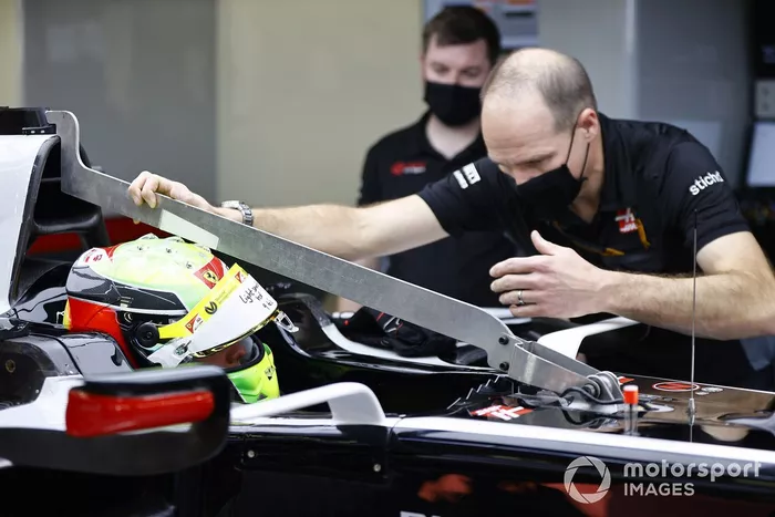 Mick Schumacher ajustando su asiento de Haas F1 con su ingeniero, Gary Gannon
