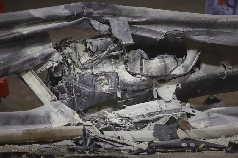 El agujero del impacto en la barrera de Armco donde el Haas VF-20 de Romain Grosjean lo golpeó