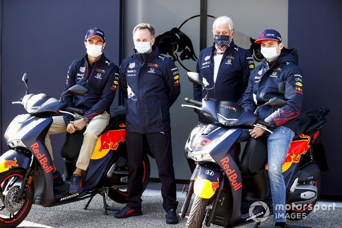 Sergio Perez, Red Bull Racing, Christian Horner, Team Principal, Red Bull Racing, Helmut Marko, Red Bull Racing y Max Verstappen, Red Bull Racing 