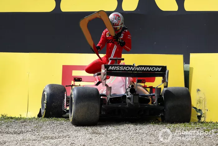Charles Leclerc, Ferrari SF21, choca contra el muro