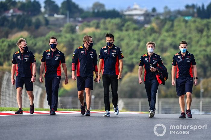 Alex Albon, Red Bull Racing, recorre la pista