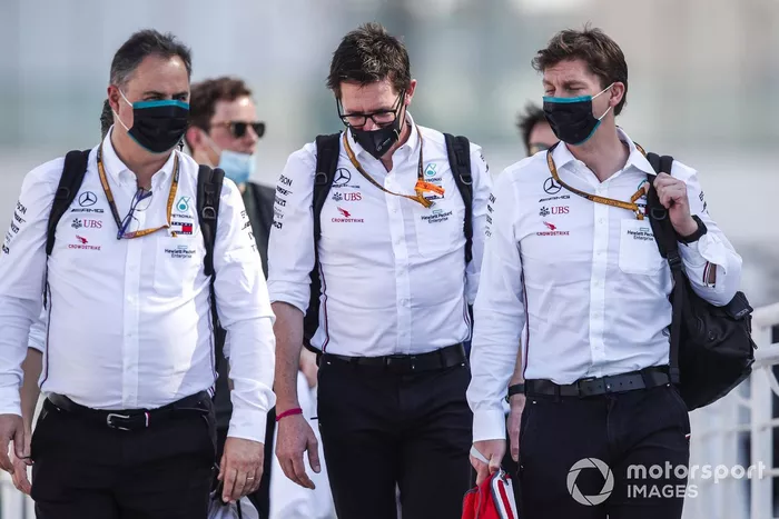 Peter Bonnington, ingeniero de carrera de Mercedes AMG, llega al circuito