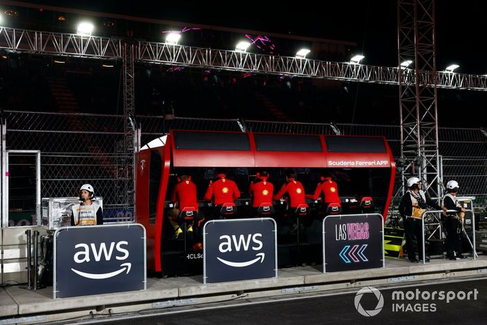 El equipo Ferrari en el muro de boxes