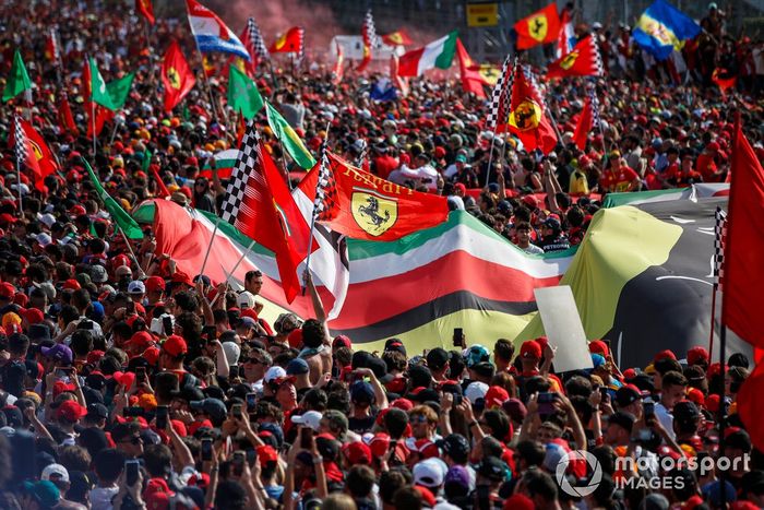 Una gran multitud invade el circuito tras la carrera