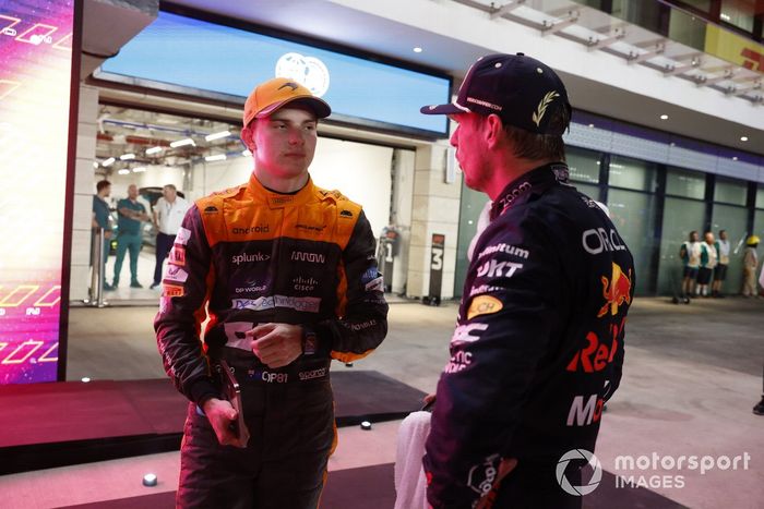 Oscar Piastri, McLaren, 1ª posición, Max Verstappen, Red Bull Racing, 2ª posición, charla tras la carrera Sprint.