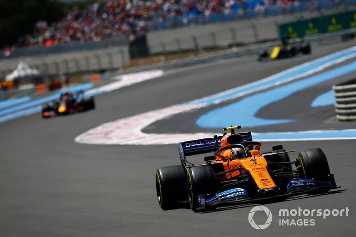 Lando Norris, McLaren MCL34, Pierre Gasly, Red Bull Racing RB15