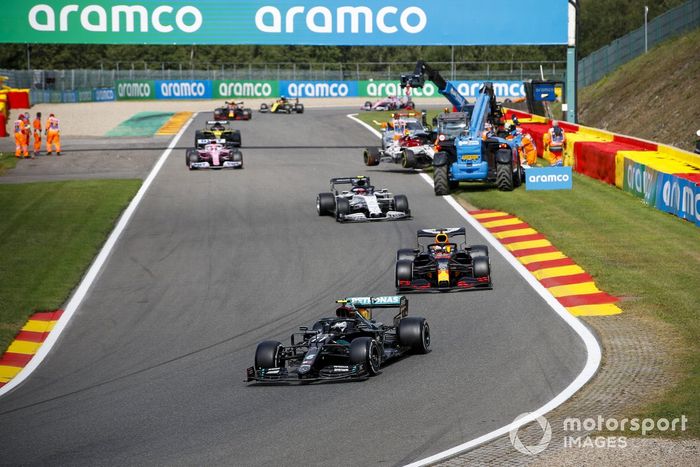 Valtteri Bottas, Mercedes F1 W11, Max Verstappen, Red Bull Racing RB16, Pierre Gasly, AlphaTauri AT01, y el monoplaza de Antonio Giovinazzi, Alfa Romeo Racing C39, es retirado