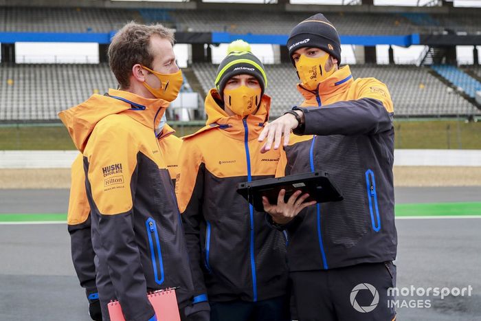 Lando Norris, McLaren, recorre la pista con miembros del equipo