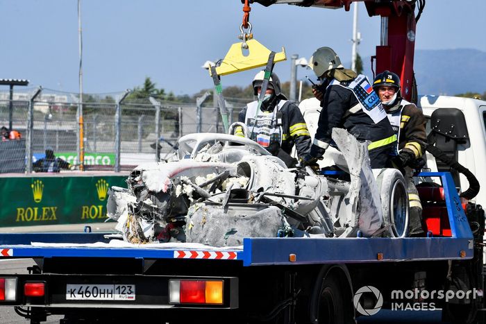 Los comisarios recuperan el coche de Jack Aitken, Campos Racing, tras su accidente con Luca Ghiotto, Hitech Grand Prix 
