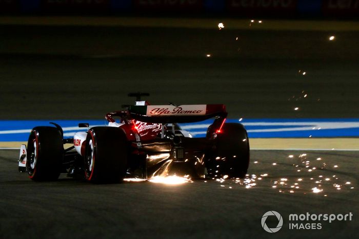 Las chispas salen del coche de Valtteri Bottas, Alfa Romeo C42