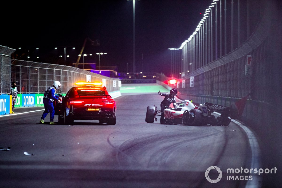 El equipo médico asiste al accidente de Mick Schumacher, Haas VF-22, en la Q2