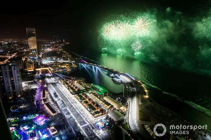 Los fuegos artificiales iluminan el circuito al final de la carrera