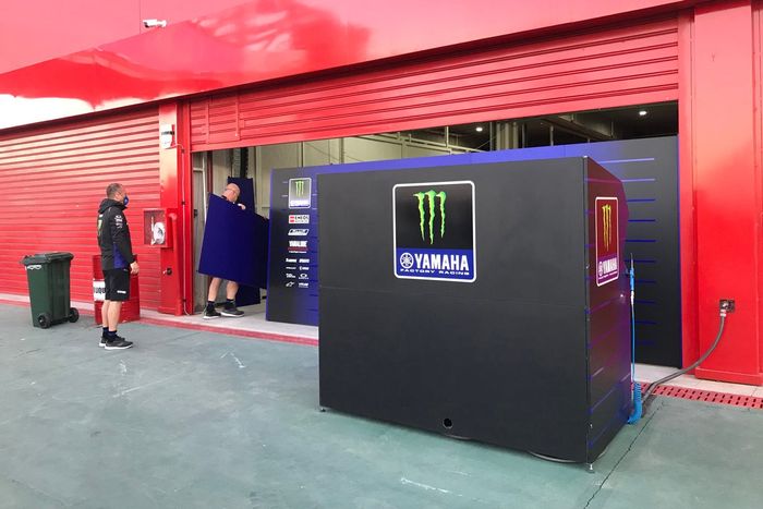 Trabajos en el garaje de Yamaha Factory Racing