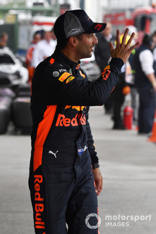 Il poleman Daniel Ricciardo, Red Bull Racing, festeggia nel parco chiuso
