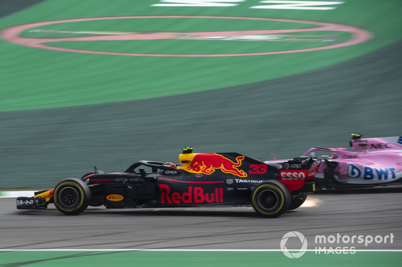 El líder de la carrera Max Verstappen, Red Bull Racing RB14 choca con Esteban Ocon, Racing Point Force India VJM11