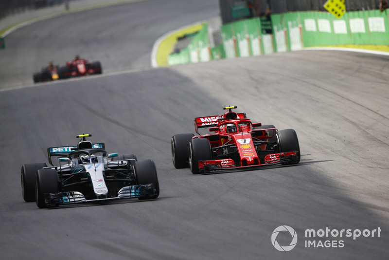 Valtteri Bottas, Mercedes AMG F1 W09 EQ Power+, battles with Kimi Raikkonen, Ferrari SF71H