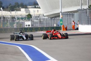 Sebastian Vettel, Ferrari SF71H, passeert Lewis Hamilton, Mercedes AMG F1 W09 