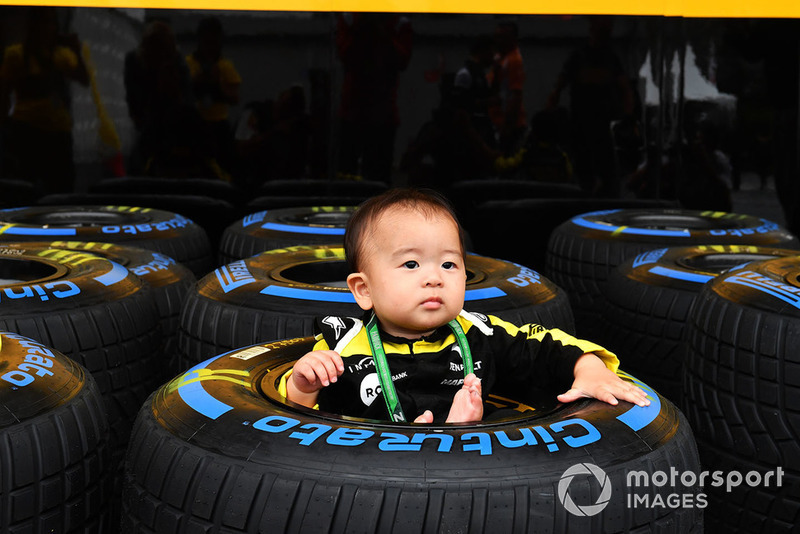 Young Renault Sport F1 Team fan and Pirelli tyre