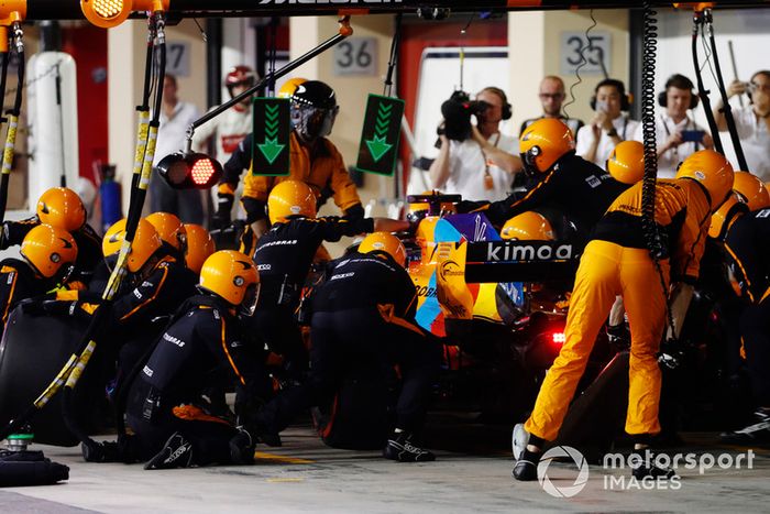 Fernando Alonso, McLaren MCL33, pit stop