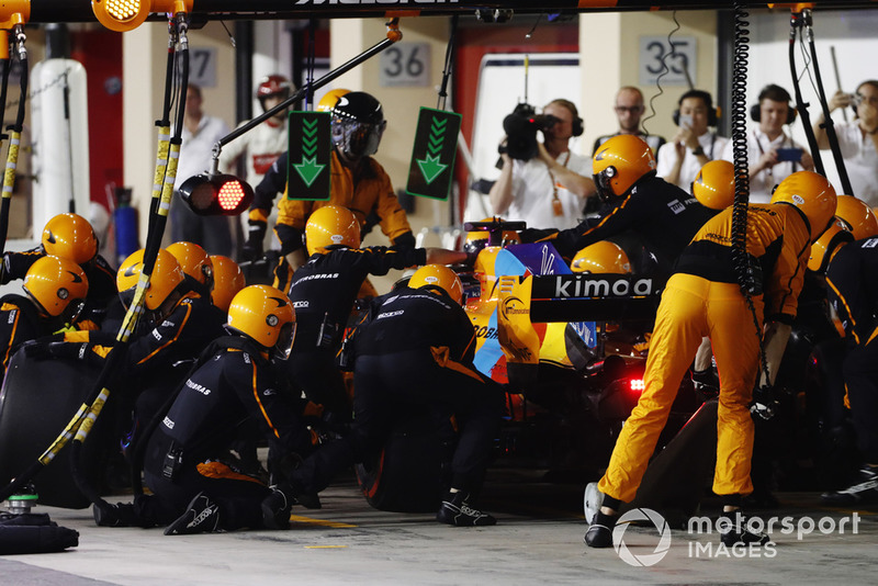 Fernando Alonso, McLaren MCL33, effettua un pit stop