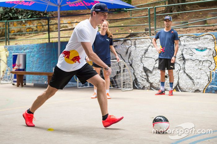 Max Verstappen y Daniel Ricciardo, Red Bull Racing juegan Futsal en Brasil